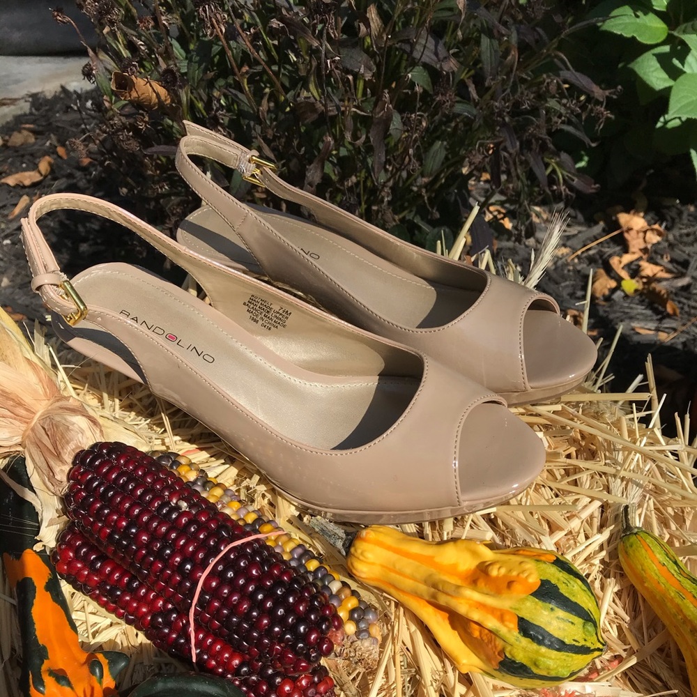 Bandolino peep toe sling back nude patent heels